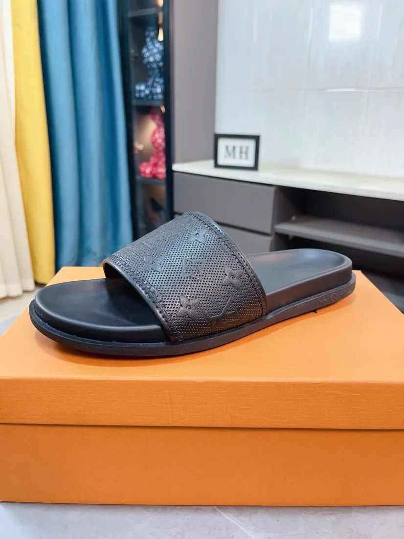 Ex-factory price 320🌹🌹 (lv-Louis Vuitton) new men's sandals, high-end boutique, exquisite embossed logo decoration on the upper, fine workmanship, super soft soles, casual, loose and comfortable, a must-have in summer! \nsize：38-44